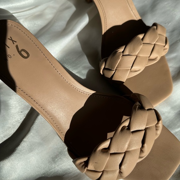 Beige kitten heels - Picture 1 of 5